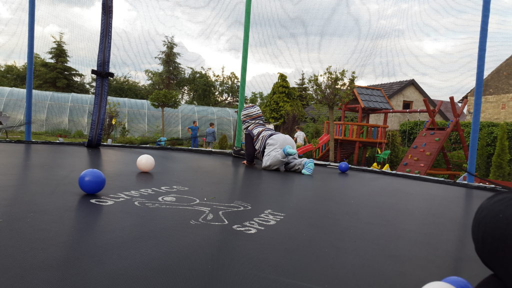harce na trampolinie